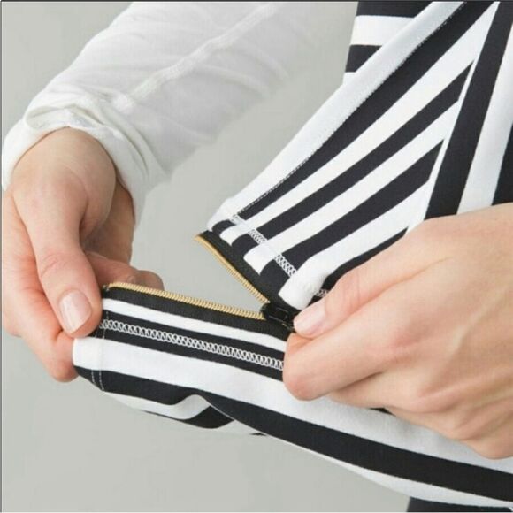 LULULEMON | *RARE* Black & White Apex Stripe Zip Vinyasa Scarf One Size Fits All - Picture 4 of 8